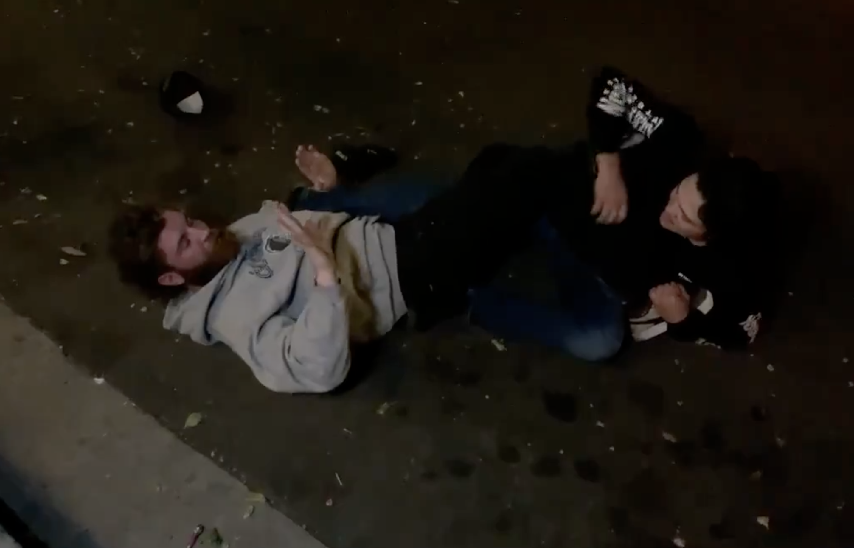 Streamer uses jiu-jitsu to lock heel hook on man who attacked him.